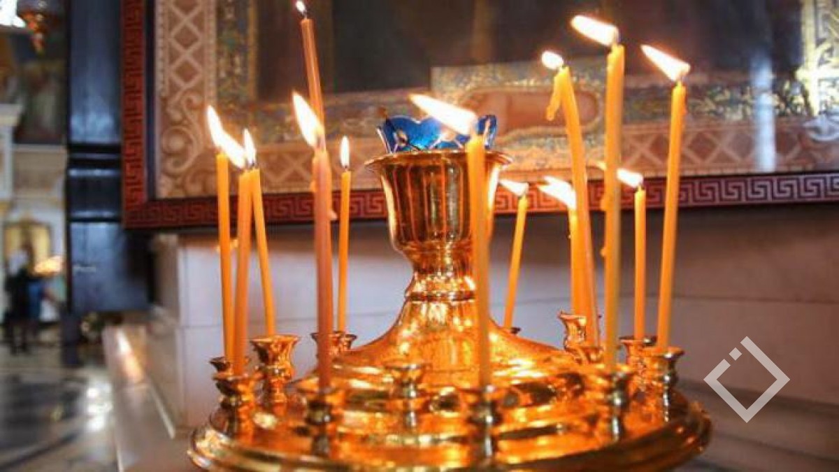 Где ставить свечи за здравие в церкви. Свечи в храме. Церковные свечи в храме. Подсвечник в храме. Свеча в храме за здравие.